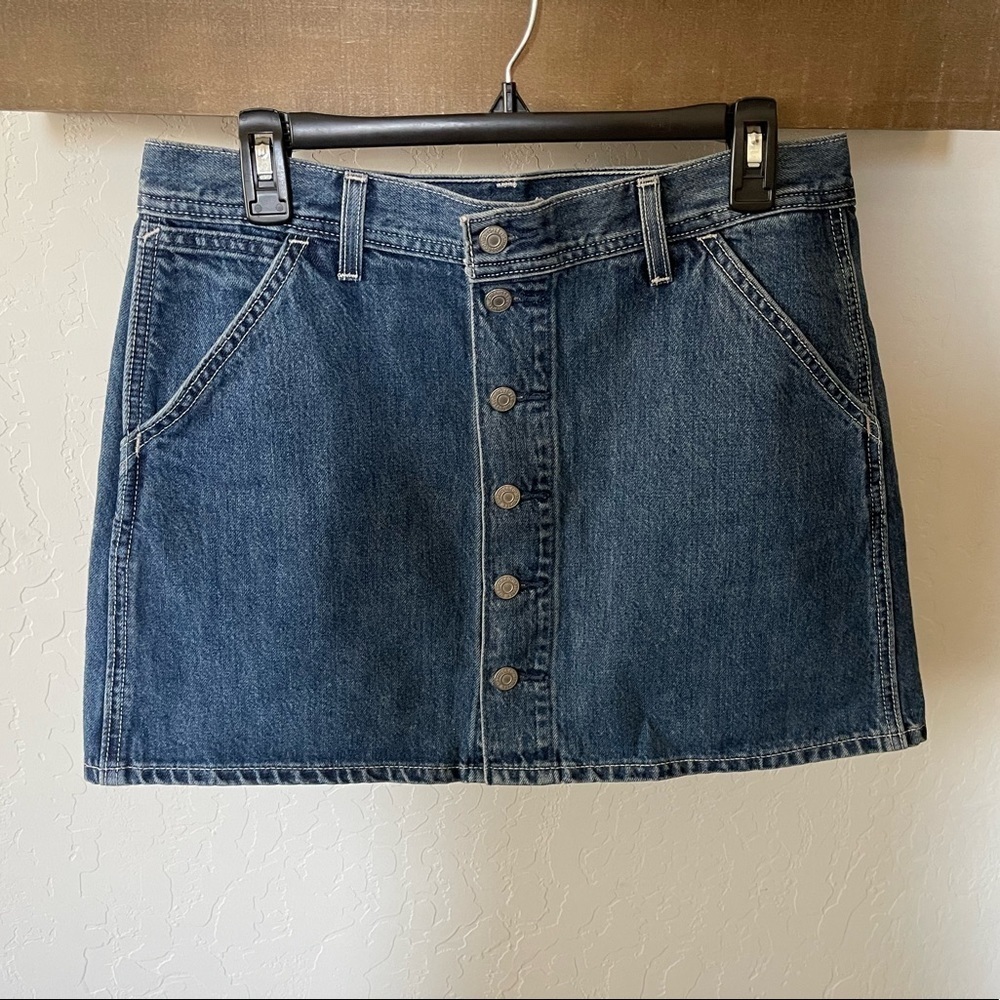 Levi’s women’s denim skirt•••buttons detail, A-Line-size 31•••